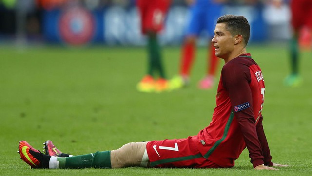 Ronaldo dính chấn thương trong trận chung kết EURO 2016
