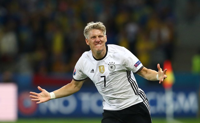 
Niềm vui của Schweinsteiger sau bàn thắng ấn định 2-0 cho ĐT Đức. Ảnh: UEFA
