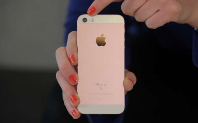 
Phiên bản màu vàng hồng của iPhone SE được ưa chuộng hơn cả.
