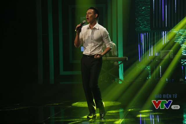 
Ca sĩ Đông Hùng thể hiện ca khúc Bước chân trên dải Trường Sơn.
