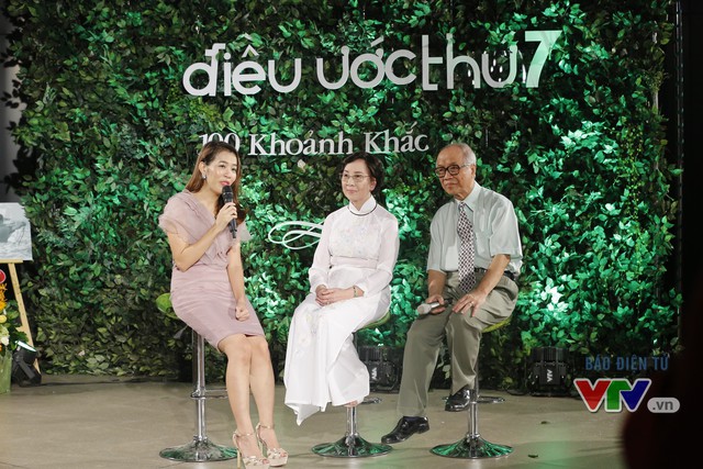 
Cụ ông Nguyễn Ngọc Thọ và cụ bà Đinh Dục Tú trò chuyện cùng MC Diệp Chi.

