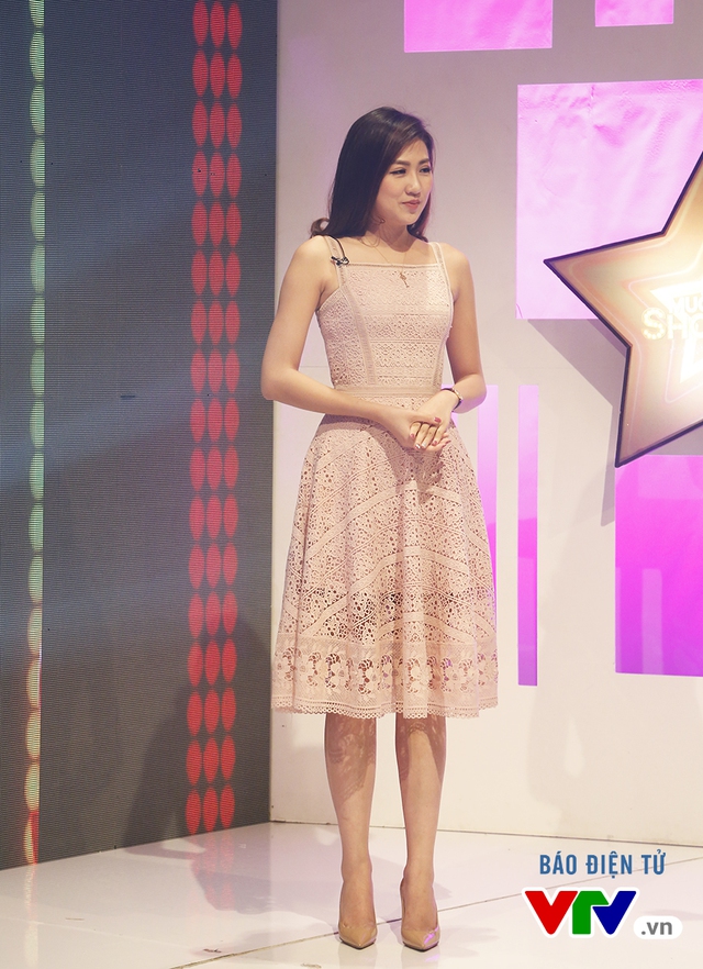 
Á hậu Dương Tú Anh diện váy ren hồng nữ tính khi tham gia buổi ghi hình gần đây của Muôn màu Showbiz.

