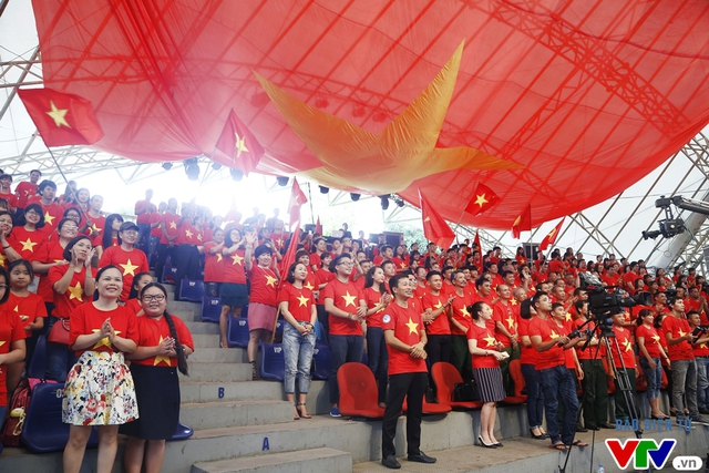 
Chiếc áo màu đỏ sao vàng như hình cờ Tổ quốc được tất cả các khán giả chọn để mặc trong chương trình.
