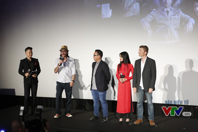
Nhà sản xuất Timothy Linh Bùi cho biết bộ phim được thực hiện trong 30 ngày với kinh phí đầu tư hạn hẹp. Tuy nhiên, cả ê-kíp làm phim rất tin tưởng và hy vọng vào sự thành công của bộ phim.
