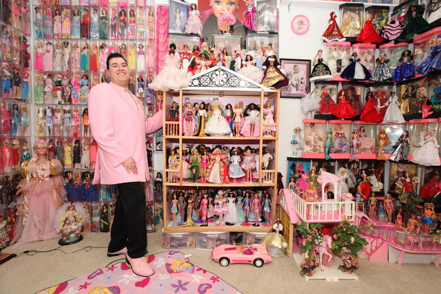
Stanley Colorite - chủ nhân bộ sưu tập khủng búp bê Barbie.
