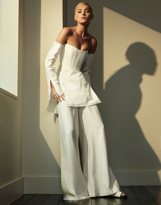 
Trong bộ ảnh, thiên thần Victorias Secret diện những thiết kế quyến rũ, đầy mê hoặc của Manolo Campion.
