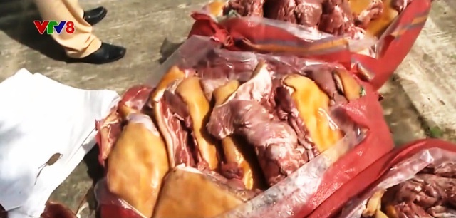 
Thịt lợn bẩn bị thu giữ trên xe khách Bình Định.
