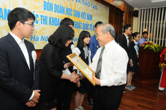 
Thứ trưởng Bộ GD&ĐT Nguyễn Vinh Hiển tặng Bằng khen Bộ trưởng cho các em học sinh đoạt giải.
