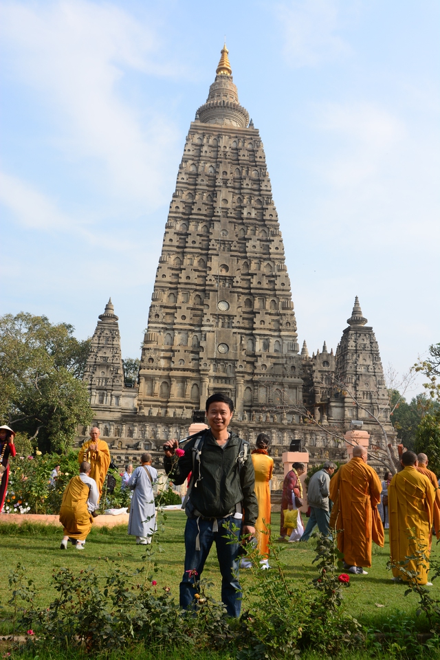 
Hình ảnh BTV Quang Bách trong chuyến hành hương đến đất nước Ấn Độ và Nepal.
