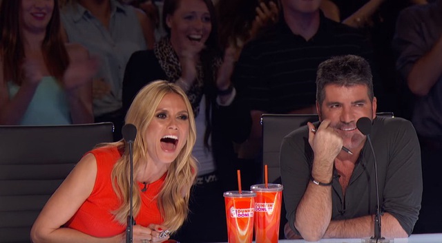 
Giám khảo Heidi Klum và Simon Cowell thích thú trước biểu cảm hốt hoảng của Howie Mandel.
