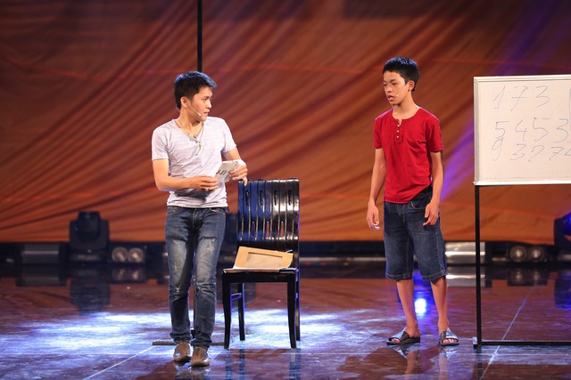 
Hai anh em Văn Lam - Đức Lợi hứa hẹn sẽ có màn trình diễn ảo thuật không kém phần bất ngờ khi trổ tài đọc suy nghĩ của Ban giám khảo.
