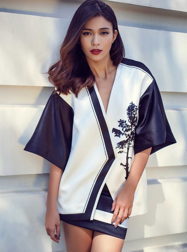 
Thiết kế có phom áo lấy cảm hứng từ trang phục kimono được chấm phá họa tiết cây
