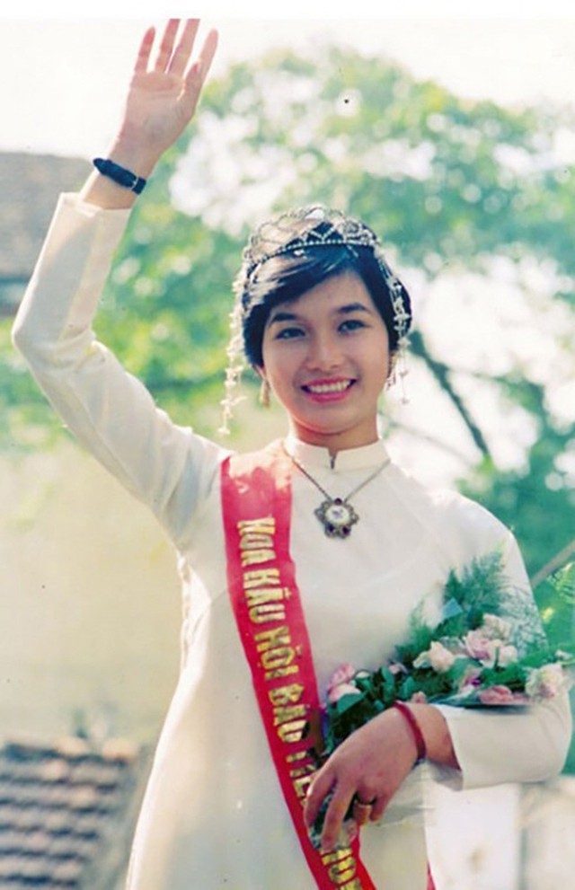 
Hoa hậu Việt Nam đầu tiên là Bùi Bích Phương khi cô đăng quang vào năm 1988. Được biết, trước đêm CK diễn ra, BTC mới tìm mua được chiếc vương miện cho hoa hậu tại phố Hàng Đào, Hà Nội. Đây vốn là một món quà kỷ niệm được một người Pháp mang về Việt Nam.
