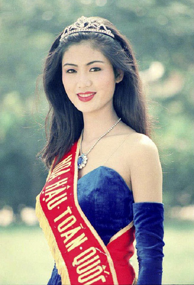 
Hoa hậu Việt Nam 1994 Nguyễn Thu Thủy sở hữu chiếc vương miện với kiểu dáng tương tự.
