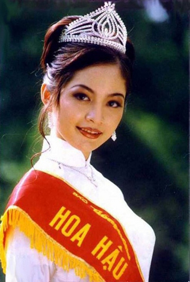 
Năm 1996, BTC Hoa hậu Việt Nam đặt hàng chiếc vương miện tại Hong Kong với giá trị chỉ khoảng 10 triệu đồng. Chiếc vương miện này được trao cho người đẹp Nguyễn Thiên Nga.
