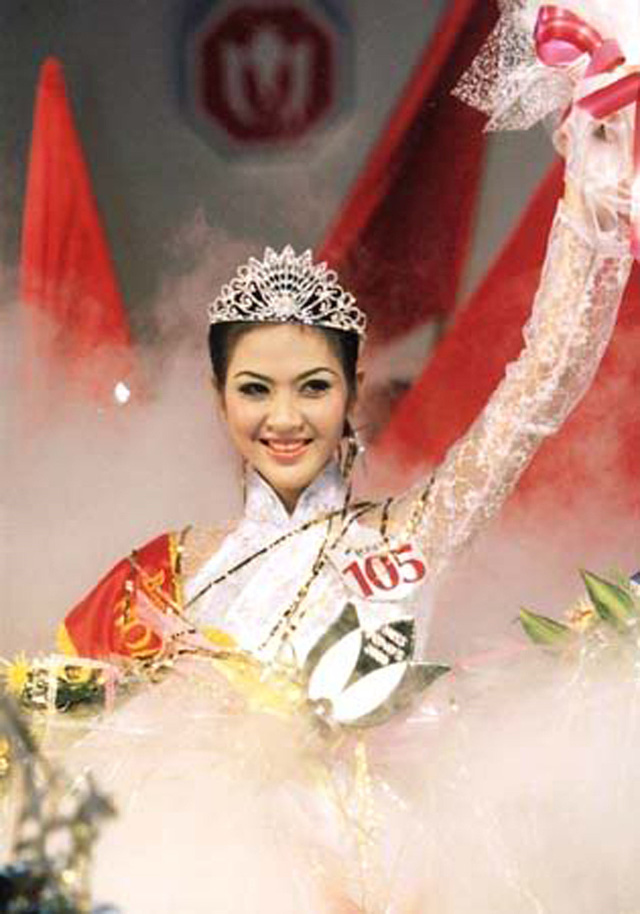 
Hoa hậu Việt Nam năm 2000 Phan Thu Ngân rạng rỡ trong phút đăng quang với chiếc vương miện tuyệt đẹp trên đầu.

