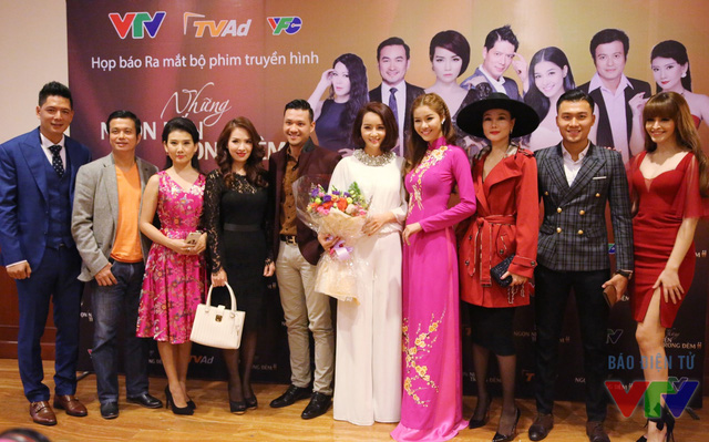 Dàn diễn viên của phim trong buổi họp báo ra mắt tại Hà Nội.