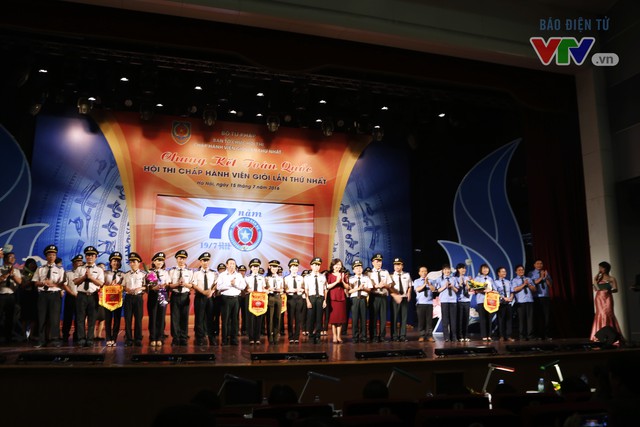 
Giải khuyến khích được trao cho các đội thi đến từ Cục THADS tỉnh Nghệ An, Cục THADS TP. Cần Thơ và Văn phòng Thừa phát lại
