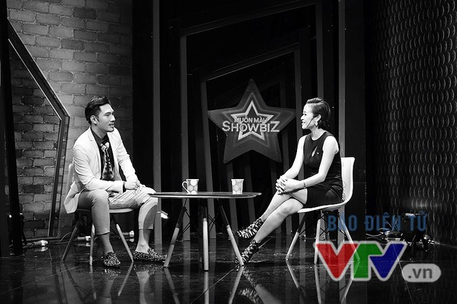 
Lý Quí Khánh trò chuyện với người dẫn chương trình Phí Linh trong phần Sau ánh hào quang của Muôn màu Showbiz.
