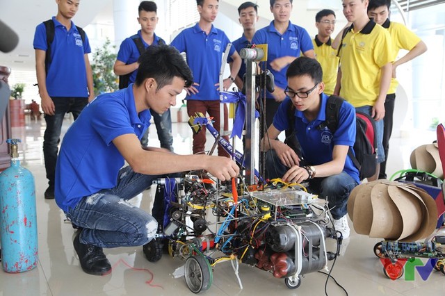 
Hầu hết các đội tuyển đều kiểm tra lại robot sau khi di chuyển tới Ninh Bình
