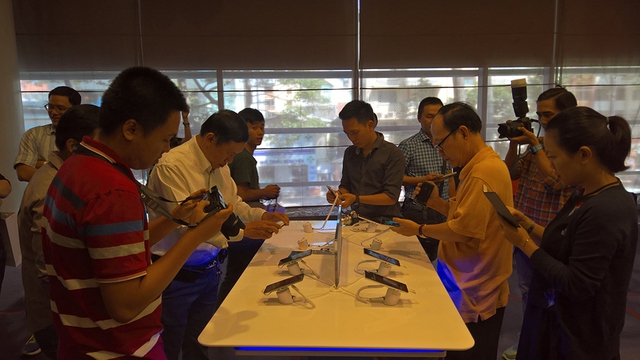 
Người dùng trải nghiệm Lumia 650 tại Việt Nam.
