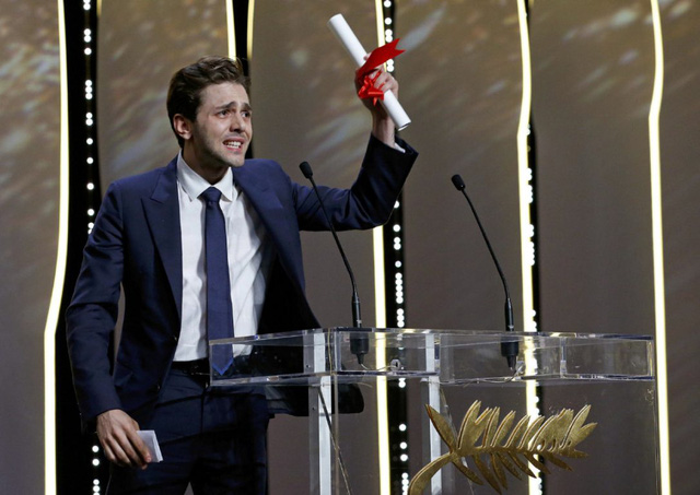 
Xavier Dolan khóc khi nhận giải thưởng danh giá (Ảnh: Yves Herman/Reuters)
