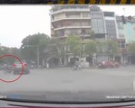 Bất chấp vượt đèn đỏ, người điều khiển xe máy đâm ô tô văng mạnh xuống đường