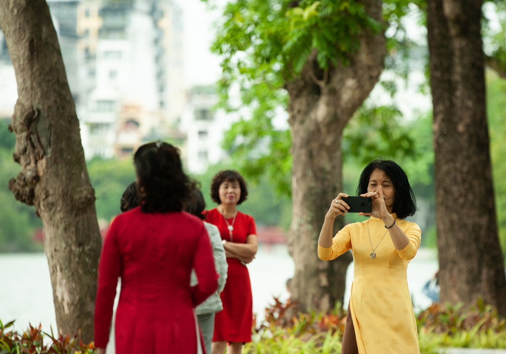 Áo dài là một biểu tượng văn hóa đẹp của phụ nữ Việt Nam. Bức ảnh áo dài ngày 20/10 sẽ mang đến cho bạn cảm giác trang trọng, trẻ trung và thanh lịch. Hãy đón xem và cảm nhận sự đẹp trai của phụ nữ Việt Nam!