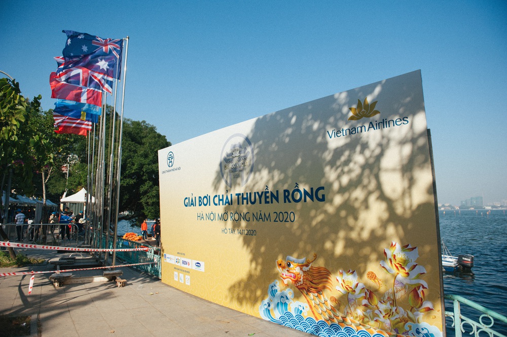 Hơn 500 vận động viên sôi nổi so tài tại Lễ hội Bơi chải Thuyền rồng Hà Nội 2020 - Ảnh 1.