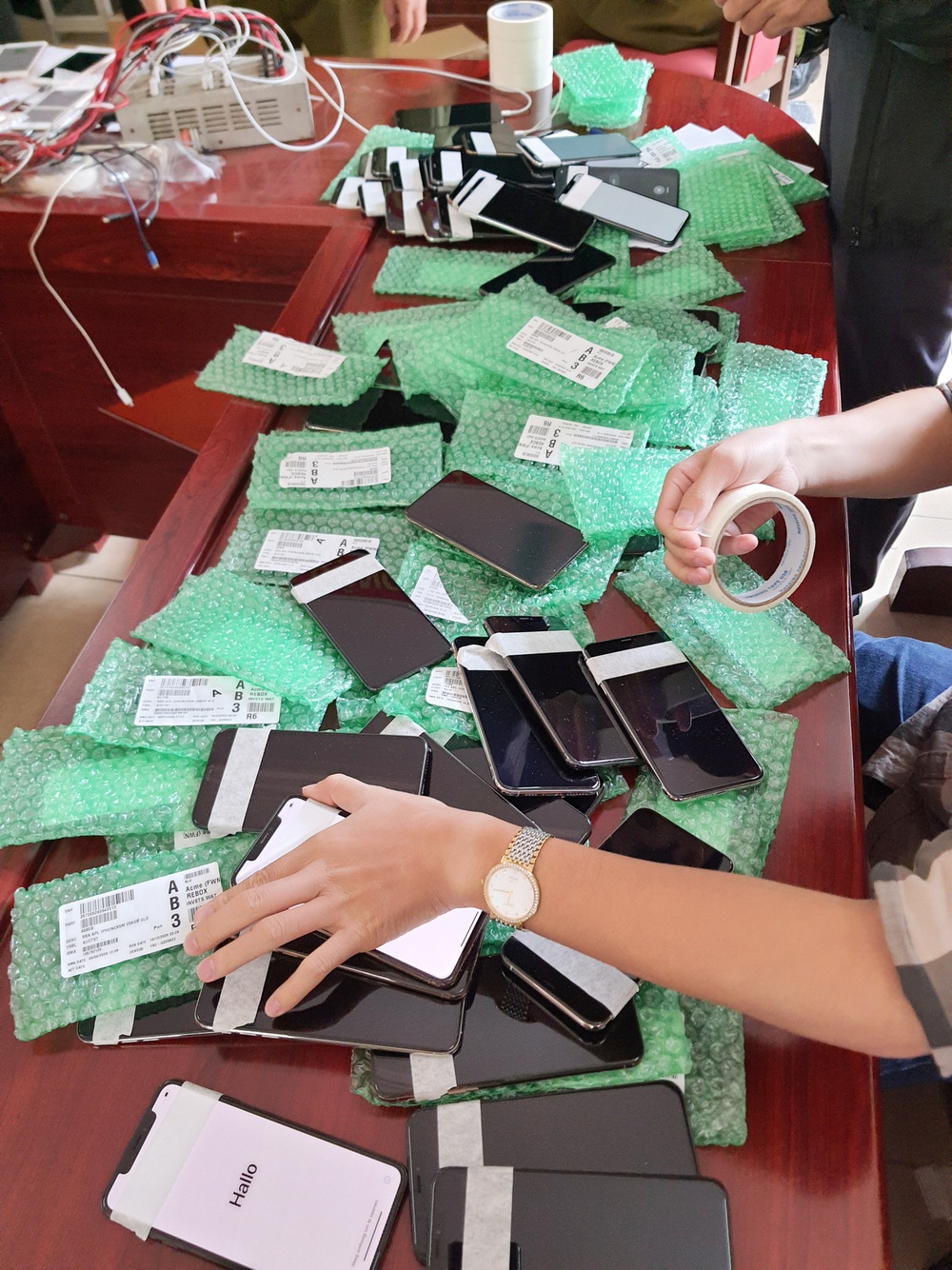 Thu giữ gần 1.000 chiếc điện thoại iPhone nhập lậu qua đường hàng không - Ảnh 5.