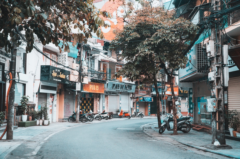 Hãy dạo một vòng trên những con phố Hà Nội đón Tết. Sắc đỏ, vàng, nâu đan xen trên từng con phố nhỏ, tạo nên một không khí ấm áp, đậm chất Tết, chào đón một năm mới đầy sức khỏe và thành công.