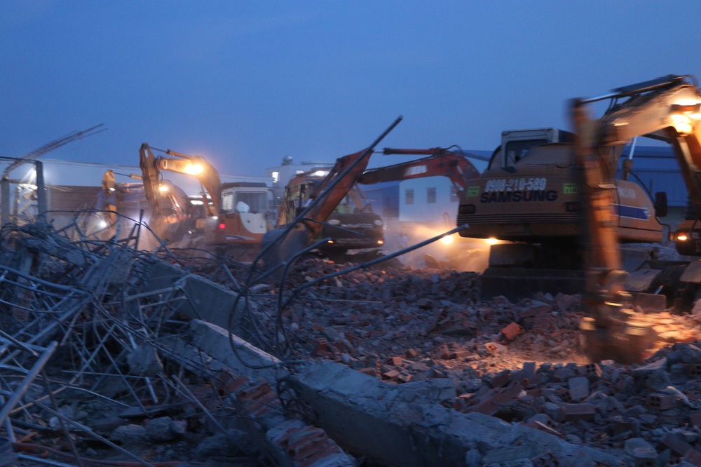 5 tiếng tìm kiếm nạn nhân trong đống đổ nát vụ sập công trình làm 10 người chết ở Đồng Nai - Ảnh 6.
