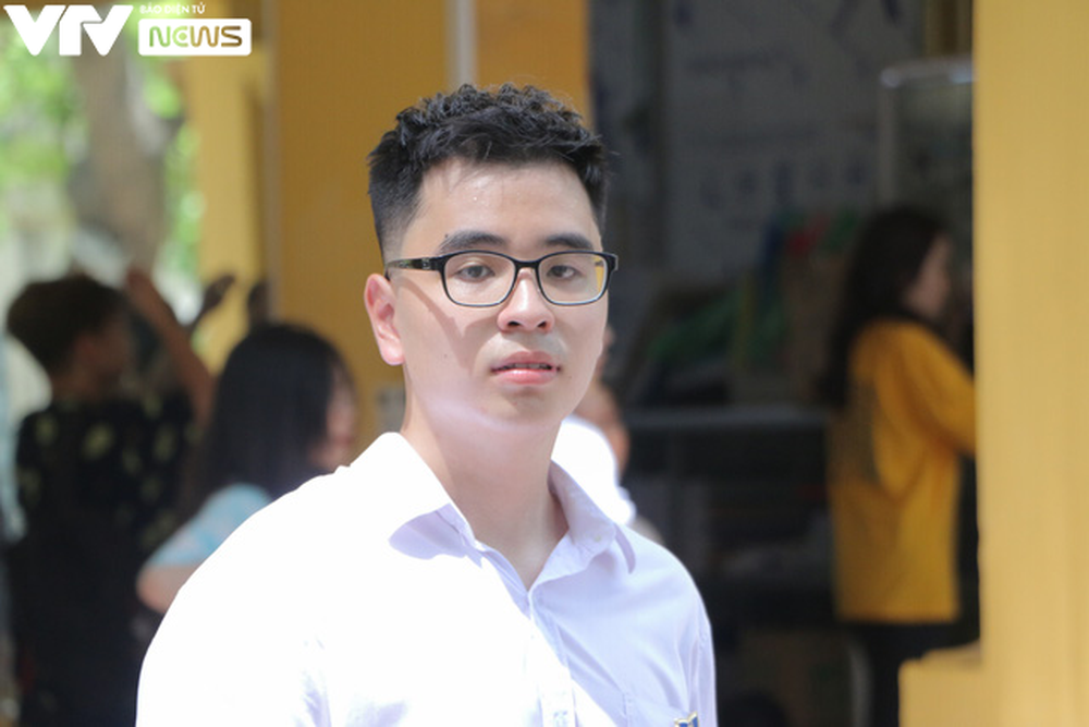 Học sinh Hà Nội bịn rịn chia tay trong lễ bế giảng nhiều cảm xúc - Ảnh 5.
