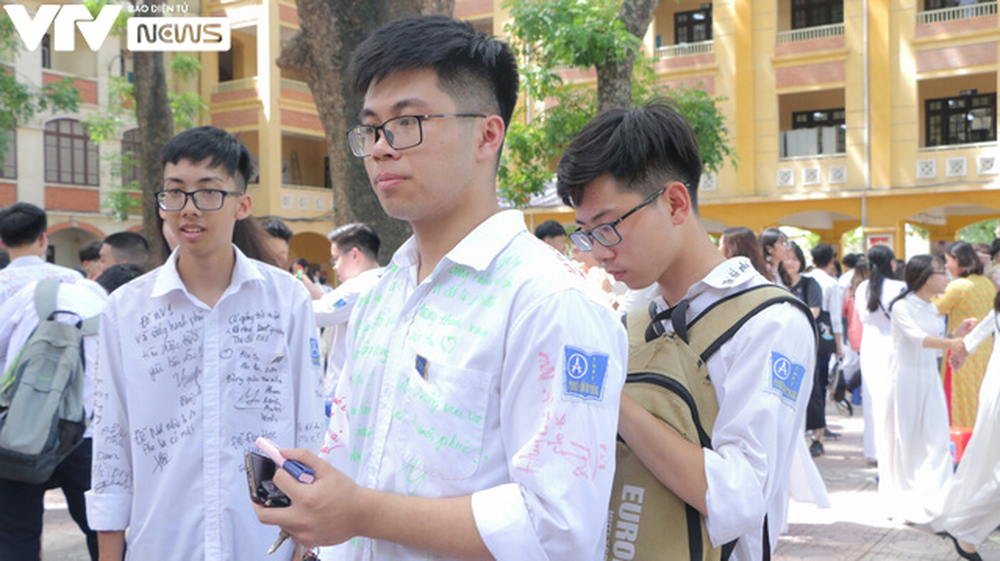 Học sinh Hà Nội bịn rịn chia tay trong lễ bế giảng nhiều cảm xúc - Ảnh 10.