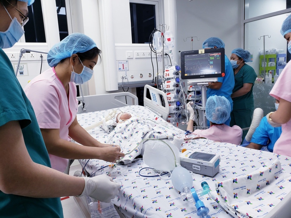 Không thể quên 12 giờ đại phẫu tách dính 2 bé gái song sinh phức tạp bậc nhất Việt Nam - Ảnh 13.