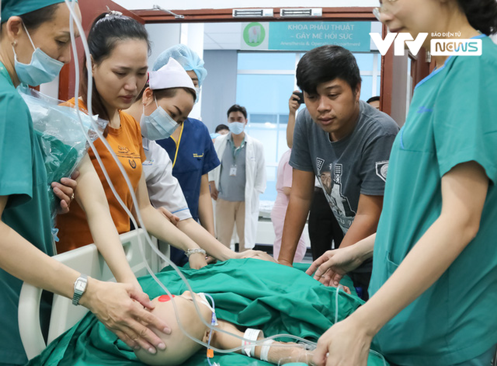 Ba mẹ cặp chị em Song Nhi không kìm được nước mắt trước ca đại phẫu tách dính - Ảnh 6.