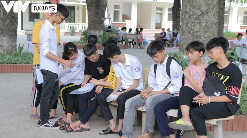 Thí sinh căng thẳng trước giờ G kỳ thi vào lớp 10 THPT năm 2020 tại Hà Nội - Ảnh 3.