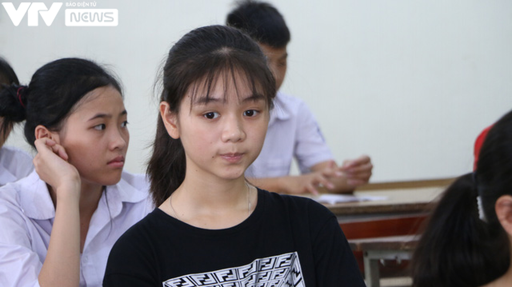 Thí sinh căng thẳng trước giờ G kỳ thi vào lớp 10 THPT năm 2020 tại Hà Nội - Ảnh 10.