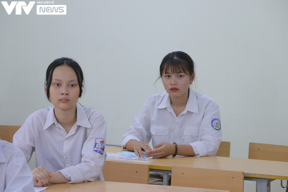 Thí sinh căng thẳng trước giờ G kỳ thi vào lớp 10 THPT năm 2020 tại Hà Nội - Ảnh 9.