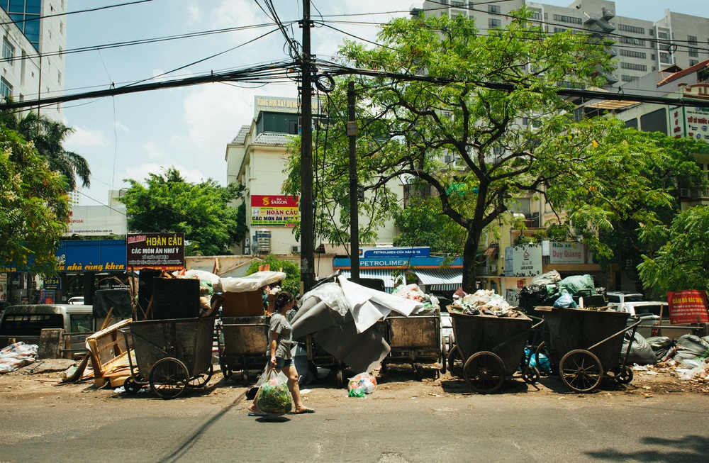 Phố phường Hà Nội ngập tràn trong biển rác - Ảnh 1.