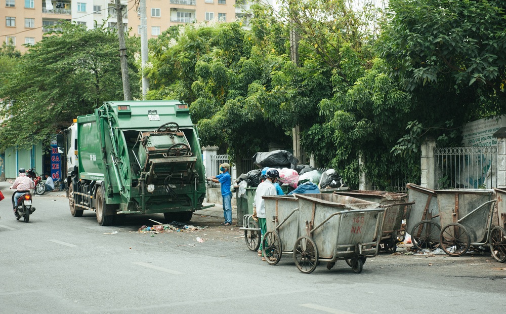 Phố phường Hà Nội ngập tràn trong biển rác - Ảnh 9.