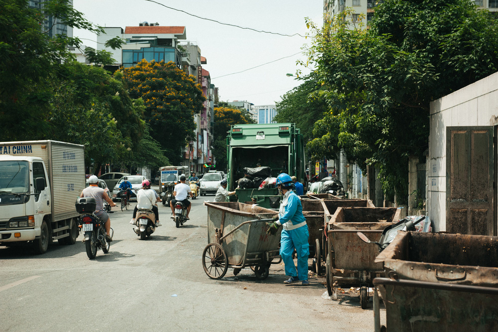 Phố phường Hà Nội ngập tràn trong biển rác - Ảnh 8.