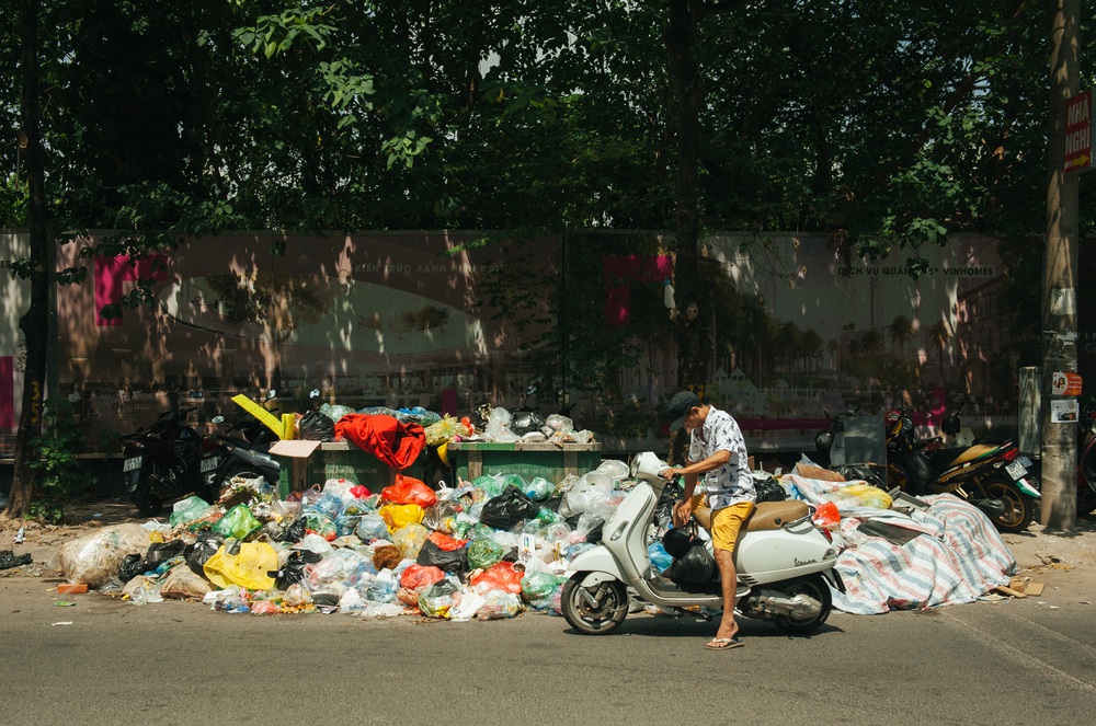 Phố phường Hà Nội ngập tràn trong biển rác - Ảnh 5.