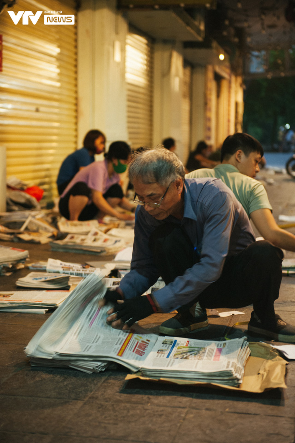 Nhộn nhịp chợ báo giấy mỗi sáng ở Thủ đô - Ảnh 5.