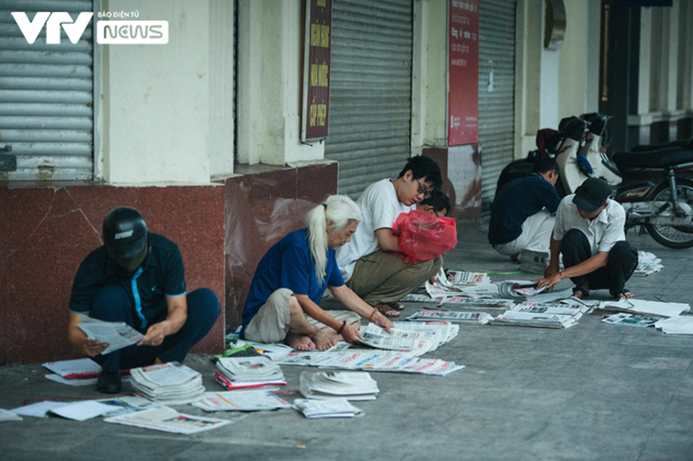 Nhộn nhịp chợ báo giấy mỗi sáng ở Thủ đô - Ảnh 8.