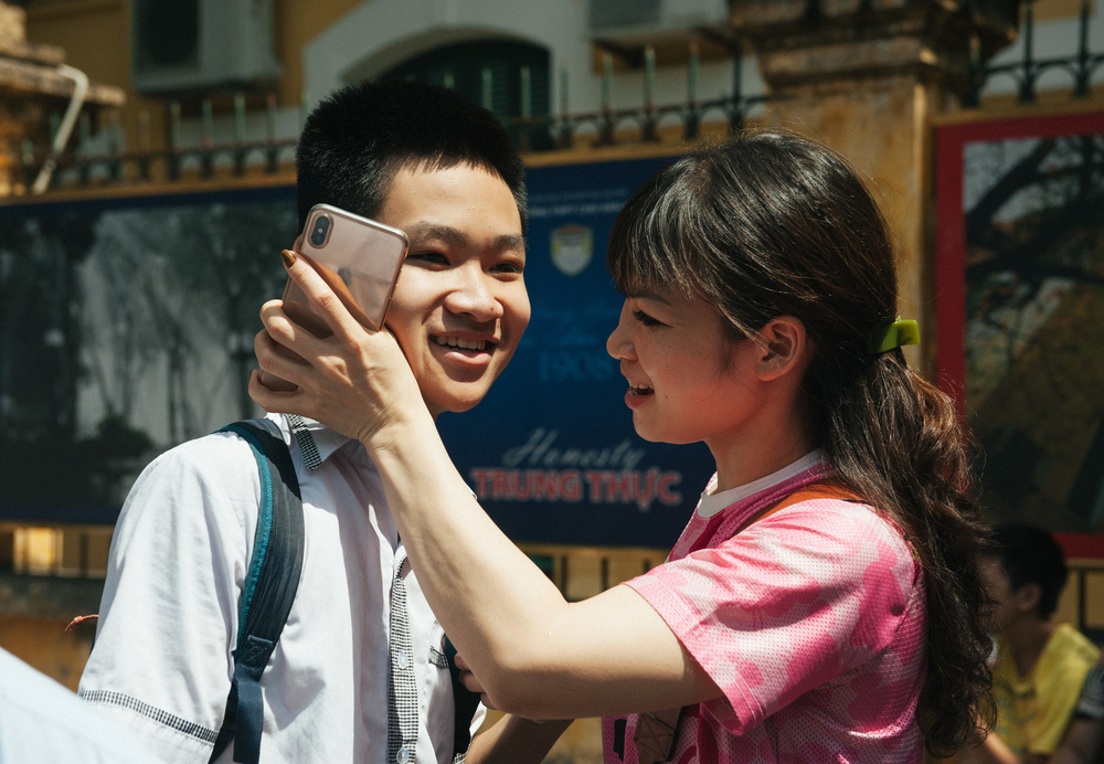 Thi Toán vào lớp 10 năm 2020 tại Hà Nội: Đề dễ, nhiều thí sinh tự tin giành điểm giỏi - Ảnh 12.