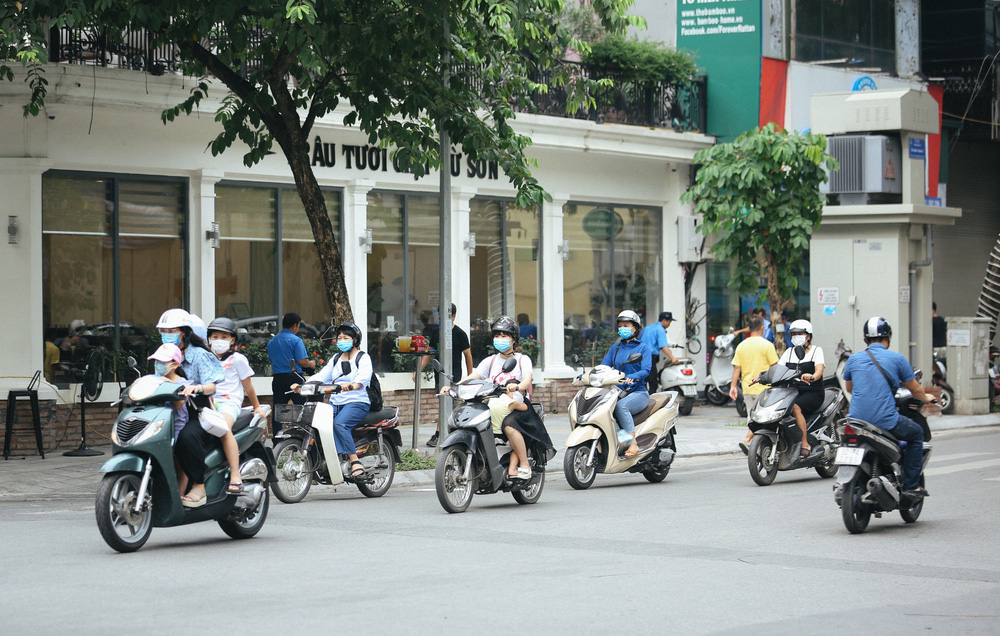 Người dân Hà Nội lại chăm đeo khẩu trang sau hàng loạt ca COVID-19 mới - Ảnh 1.