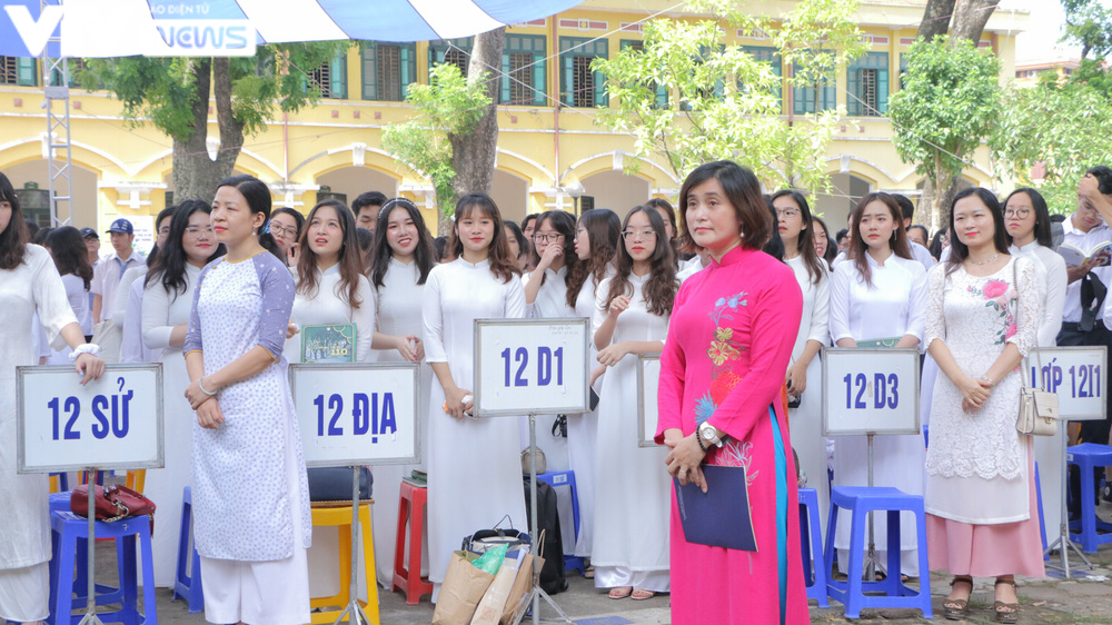 Mừng mừng tủi tủi khoảnh khắc học sinh THPT Chu Văn An rời ghế nhà trường - Ảnh 4.