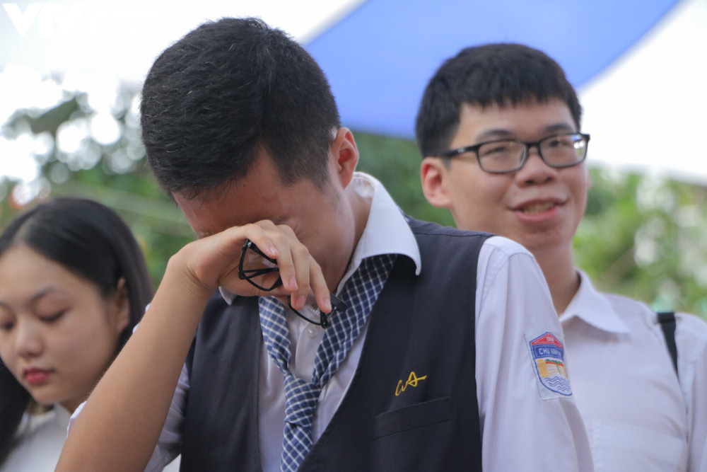 Mừng mừng tủi tủi khoảnh khắc học sinh THPT Chu Văn An rời ghế nhà trường - Ảnh 13.