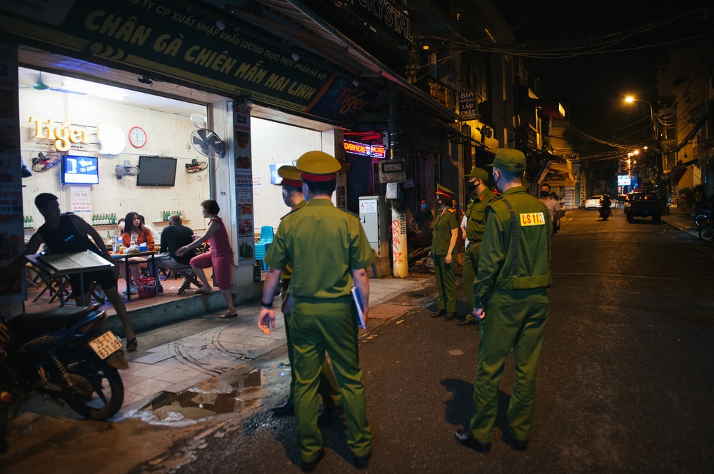Công an quận Hoàn Kiếm tiến hành kiểm tra, nhắc nhở các quán ăn đêm - Ảnh 2.